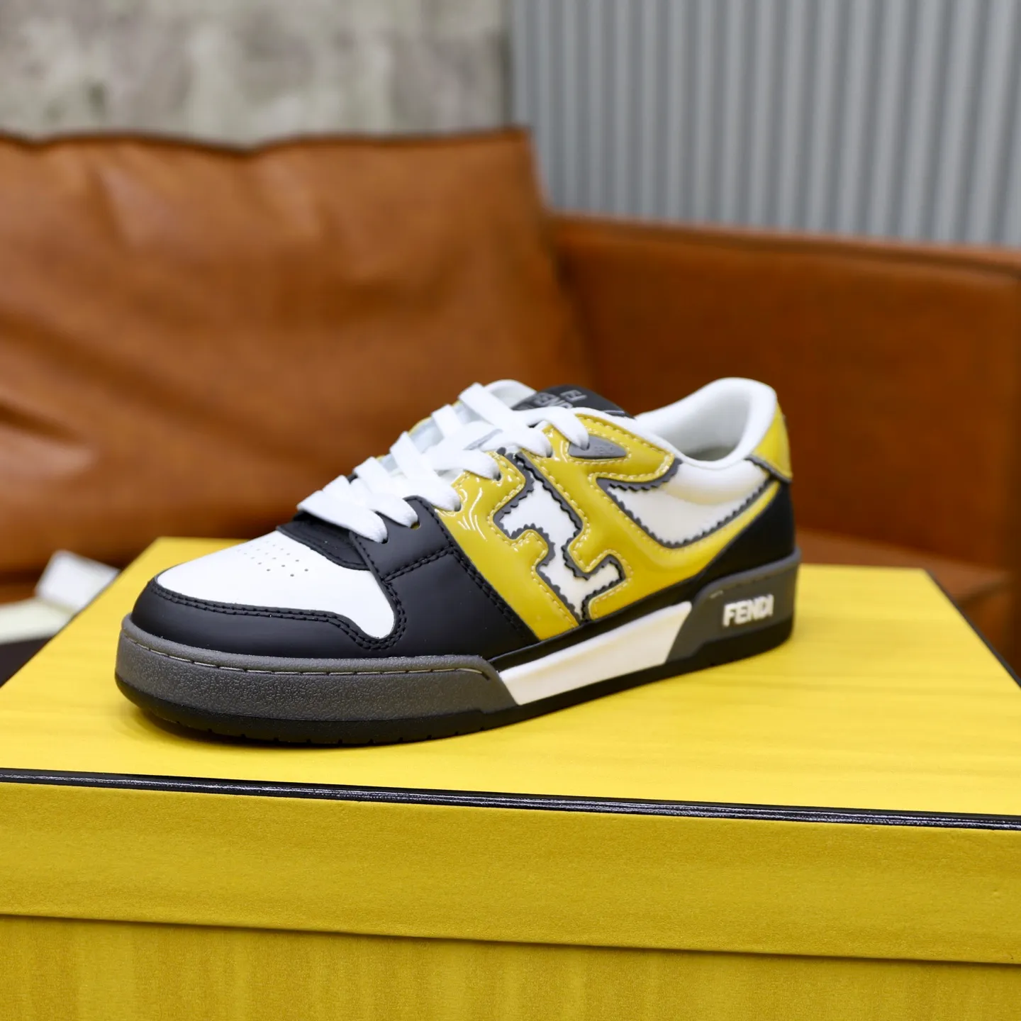 Ex-factory price: 640🔥Couple model (top original order) Brand: FENDI Size: 35-44 (customized for men 38 and 45) Grade: original order quality High version Material: Imported original cowhide stitching ➕ High-quality and comfortable lining Original TPU lightweight anti-slip outsole Style category: Travel fashion casual shoes Versatile trend